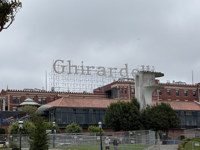 Ghirardelli Square vu d'en bas -- le nom du commerce est en lettres géantes en haut du bâtiment