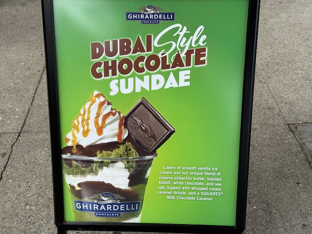 Pub avec une photo d'une coupe glacée à la pistache et au chocolat, comme le chocolat de Dubaï