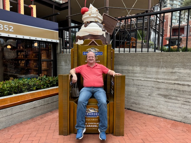 Moi assis sur un trône en forme de coupe glacée devant la boutique