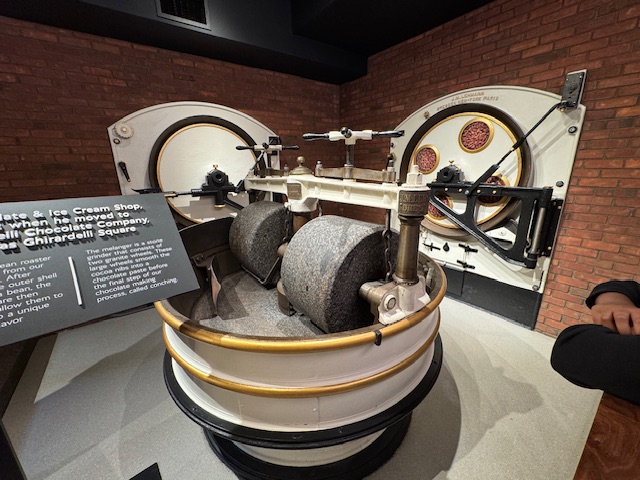 Ancienne machine pour broyer les fèves 