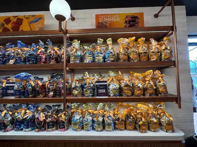 Étagères pleines de sacs de chocolat