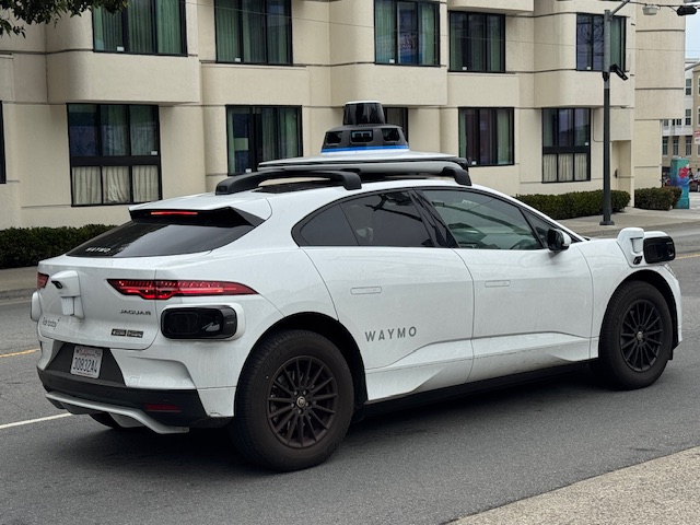 Voiture Waymo, Blanche, vu de derrière -- il y a des radars partout sur la surfsce