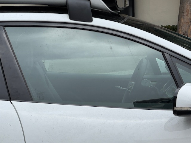 Vue du côté de la voiture Waymo pour voir qu'il n'y a pas de chauffeur