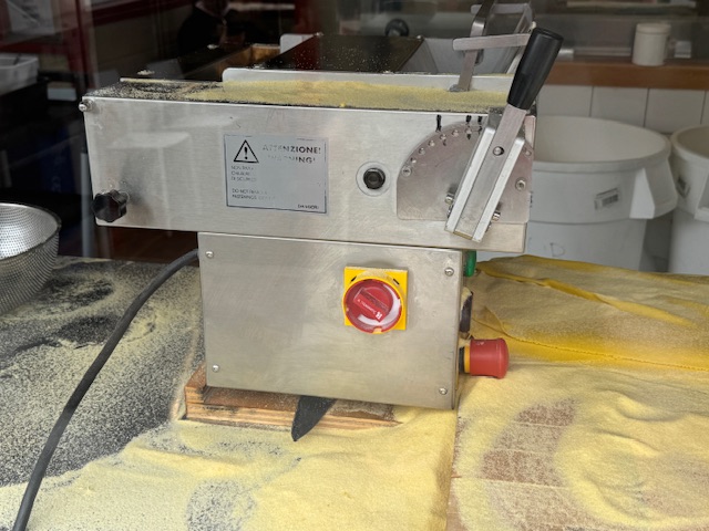 Machine à pâtes vue par la vitrine