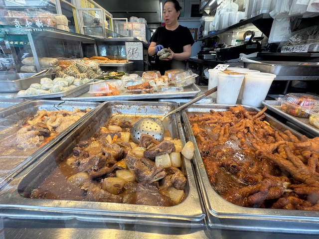 Des pattes de poulet cuites, ainsi que des boulettes de poulet