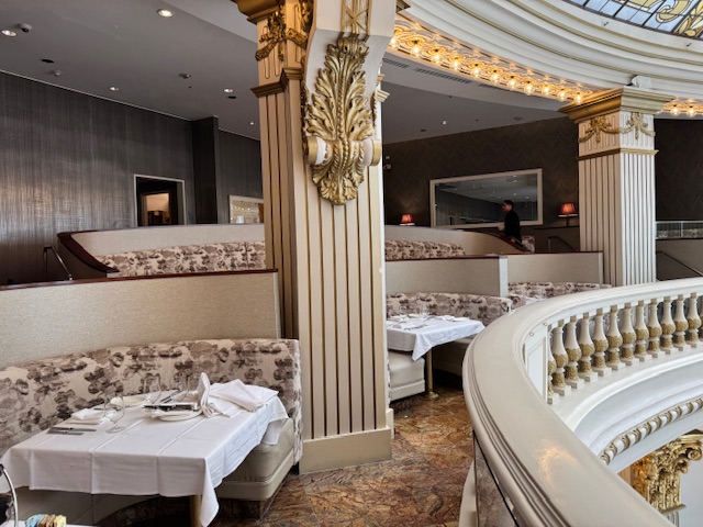 Le resto au-dessous de la coupole