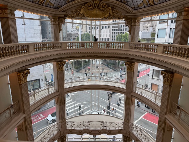 Vue de la rue du resto