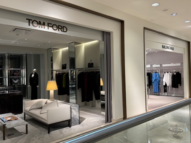 Vêtements des créateurs Tom Ford et Balenciaga