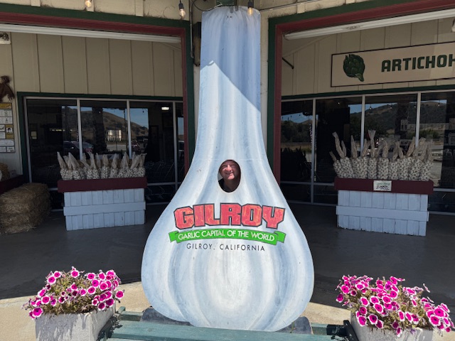 Moi déguisé en tête d'ail grâce à un géant tête d'ail en bois avec un trou pour le visage