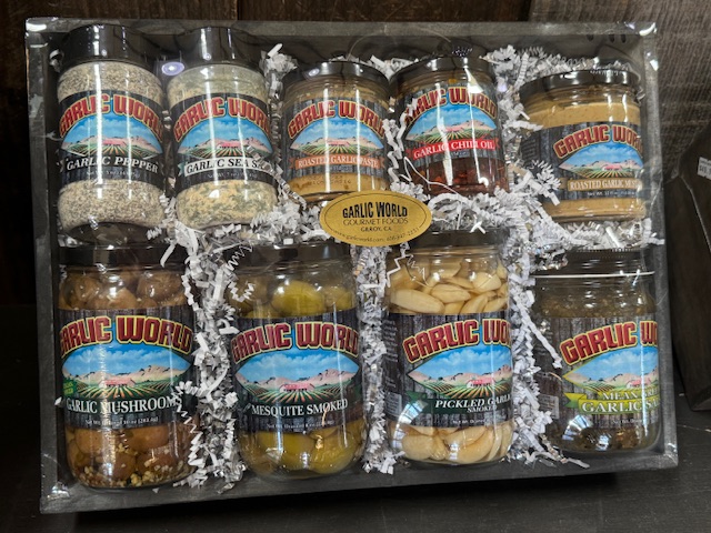 Des boîtes de conserve d'autres épices vendues sous la marque du magasin