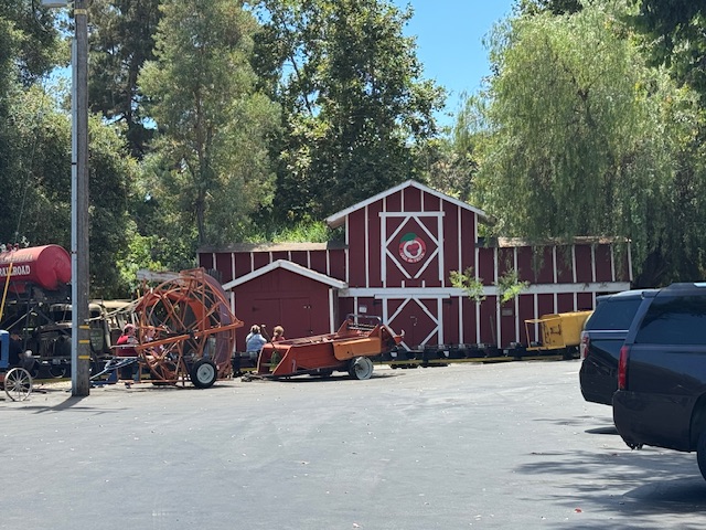 Une grange rouge sur la propriété de Casa de Fruta