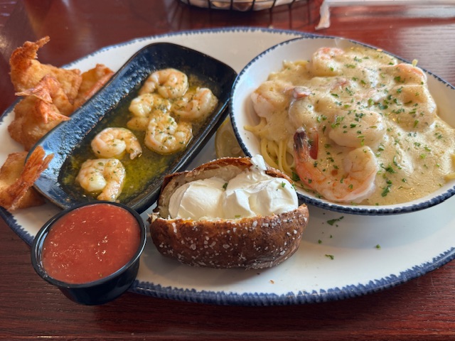 Mon dîner, 3 façons de crevettes : scampi (une préparation italienne), sur des pâtes fettuccine, et frites