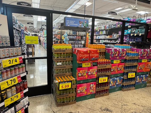Un mur en verre qui bloque tout accès aux rayons du bout vers l'arrière du magasin. Il faut entrer par la porte près de l'entrée.