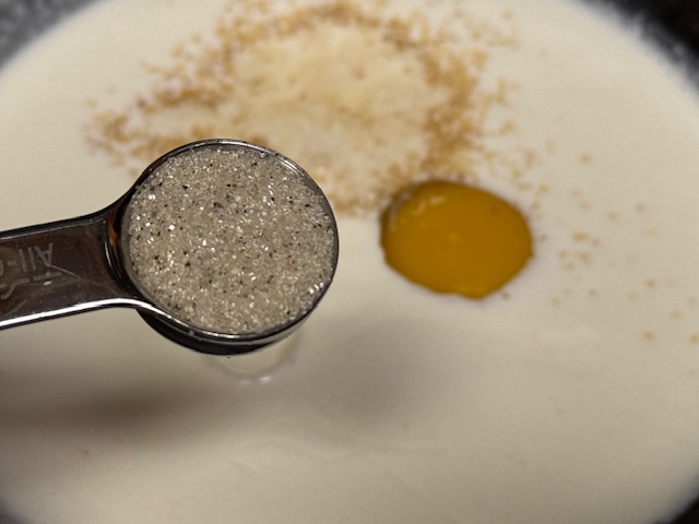 Cuillière à café de sucre vanillé en gros-plan