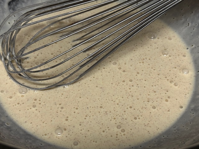 Saladier avec le mélange homogène ; le fouet reste dans le bol