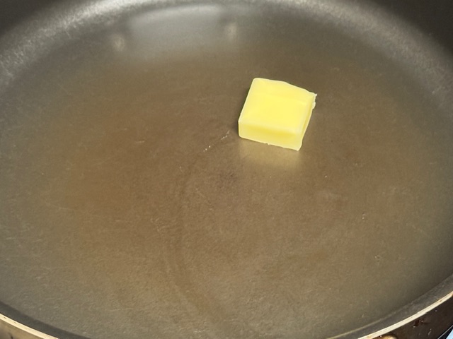 Carré de beurre dans la poêle