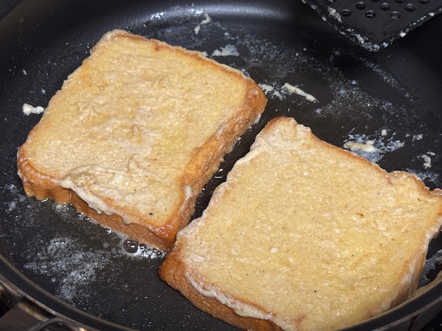 Pain perdu cuit sur un côté, juste après avoir été retourné