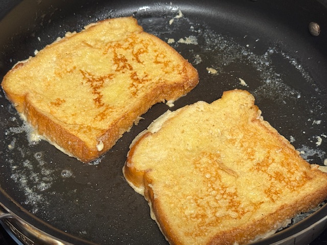 Pain perdu dans la poêle aprês le deuxiême retournement, prêt à retirer