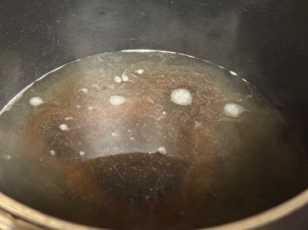 Bouillon de bœuf dans une casserole