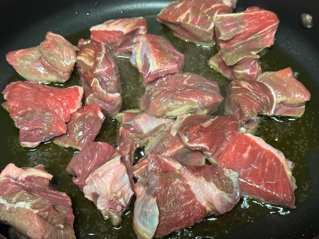 Bœuf dans la poêle avec de l'huile chaude