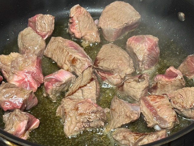 Bœuf retourné après la cuisson du premier côté