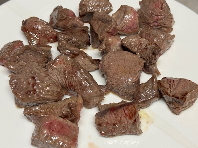 Morceaux de bœuf sur une assiette