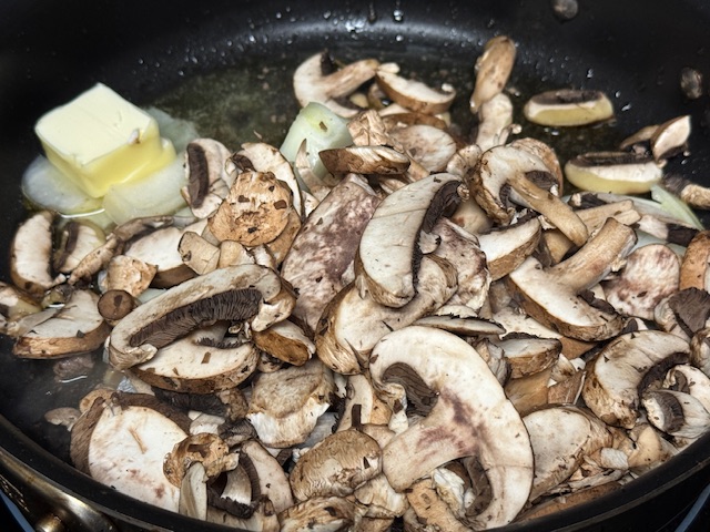 Beurre, champignons et oignon dans la poêle