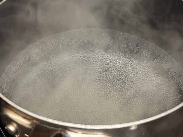 Casserole pleine d'eau bouillante