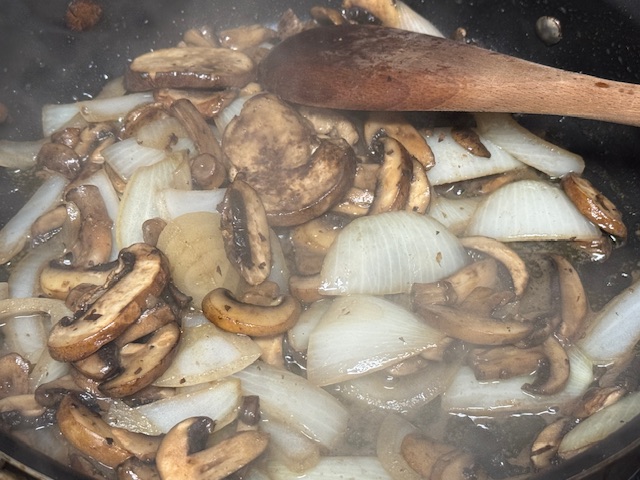 Mélange de champignons et d'oignon après 6 minutes de cuisson