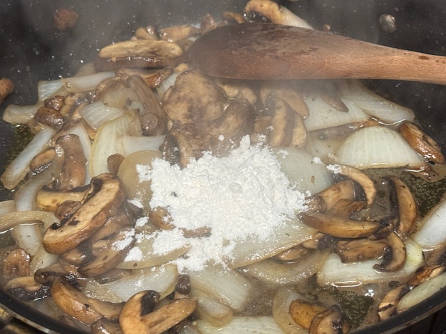 Tas de farine sur les légumes de la poêle