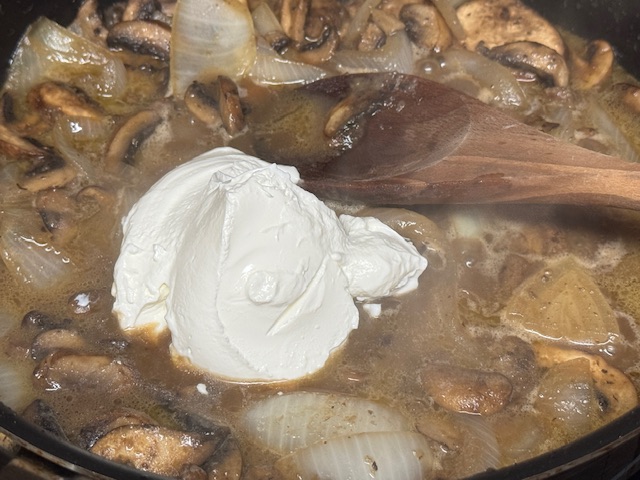 Crème fraîche ajoutée à la sauce