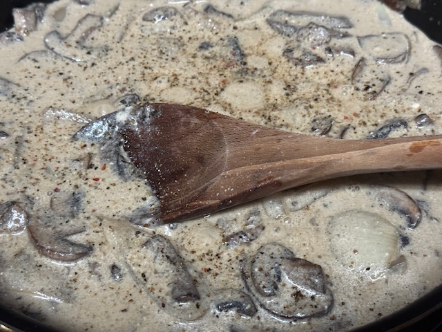 Sauce bien salée et poivrée avant de remuer