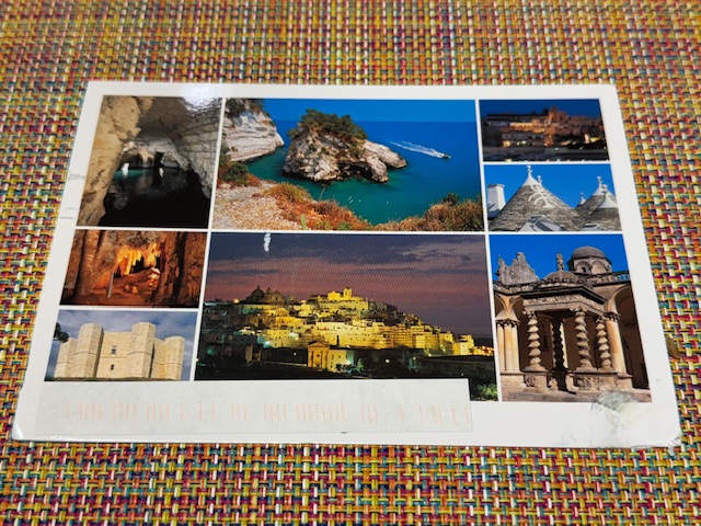 Carte postale avec un montage de 8 photos, dont une baie avec un rocher, des grottes, un château, et des vues d'une ville, mais pas sûr de laquelle.