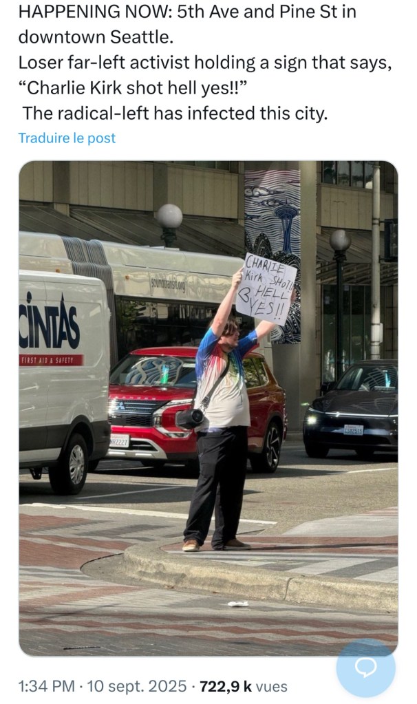 Capture d'écran d'un tweet : « En ce moment, dans le carrefour des rues 5e et Pine au centre-ville de Seattle. Militant gauchiste tient une pancarte qui dit "Charlie Kirk fusillé, super !" »