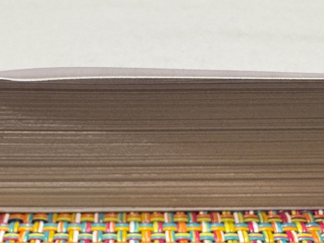 Vue du livre imprimé -- c'est juste un tas de feuilles de papier vu sous cet angle.