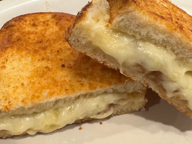 Photo du sandwich reçu : beaucoup plus fin que la photo, sans oignons visibles.