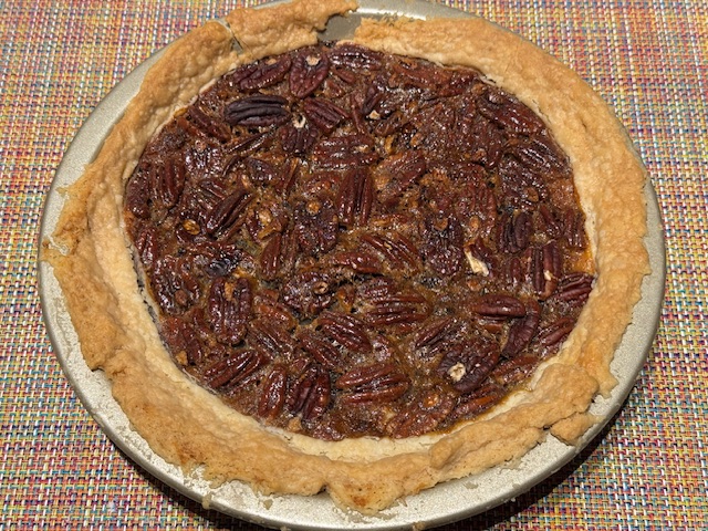 Tarte aux noix de pécan -- les bords sont rétrécis et cassés.