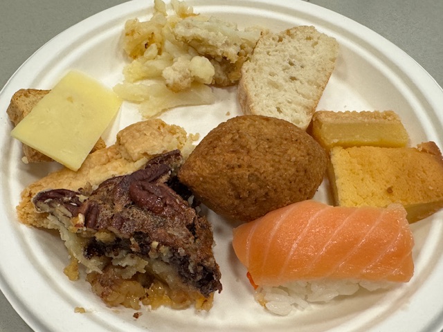 Assiette avec un bout de la tarte, une tranche de baguette, un sushi au saumon, et d'autres trucs que je ne peux pas nommer.