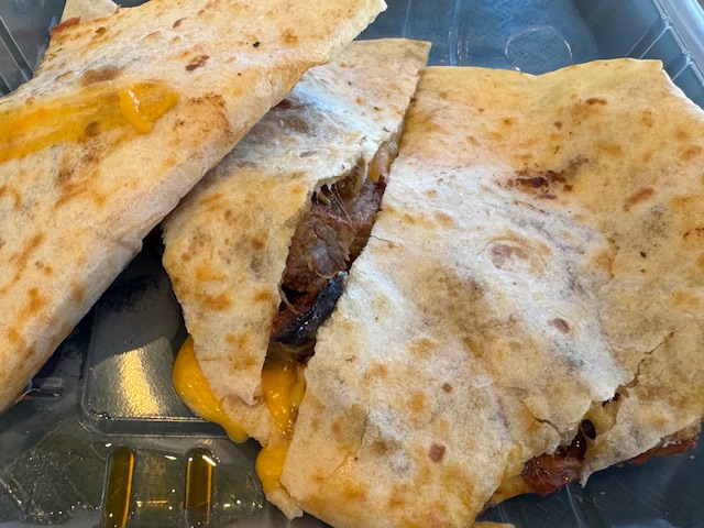 Quesadilla de carne asada : une tortilla pliée autour d'un mélange de bœuf grillé et du fromage cheddar, frite jusqu'à ce que le fromage fonde.