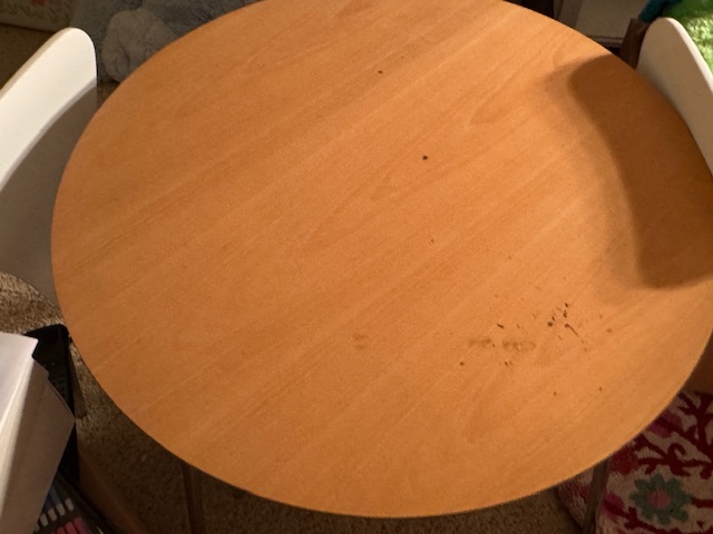 Table pour enfants, rond, d'environ 90 cm de large, et deux sièges. 