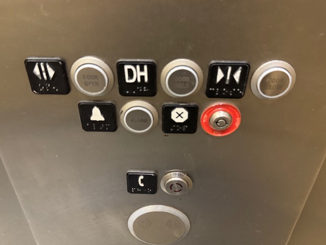 Trois rangs de boutons : 3 en haut, deux au centre, un en bas.