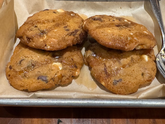 Des cookies avec des pépites de chocolat au lait et de chocolat blanc, ainsi que des bretzels durs (ce qui les rendent plus salés ainsi que croustillants).
