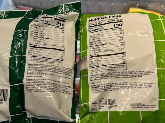 Deux sacs de boulettes surgelées chez IKEA : à gauche à base de plantes, à droite, végétarienne. La liste d'ingrédients « à base de plantes » est beaucoup plus longue.