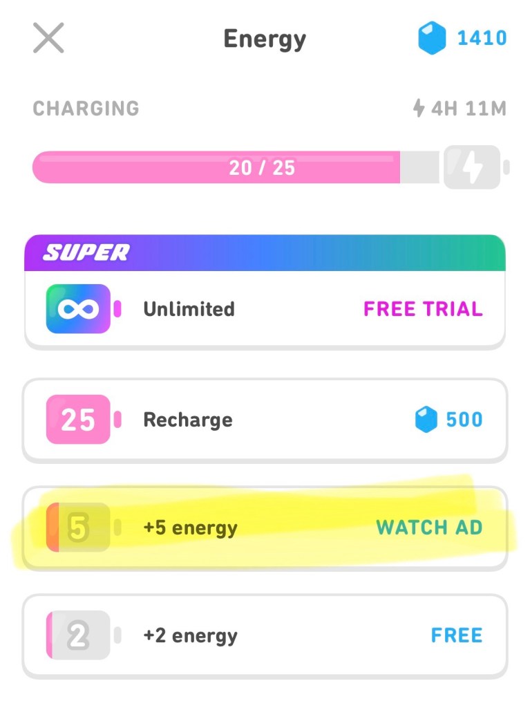 Capture d'écran de Duolingo, avec une barre qui montre l'énergie (sur une échelle de 25 points) ainsi que 4 boutons : acheter Super Duolingo, qui n'utilise pas d'énergie, remplir la barre pour 500 « bijoux », la monnaie interne de l'appli, recevoir 5 points d'énergie en regardant une pub, ou 2 points gratuitement, disponible 1 fois les 4 heures.
