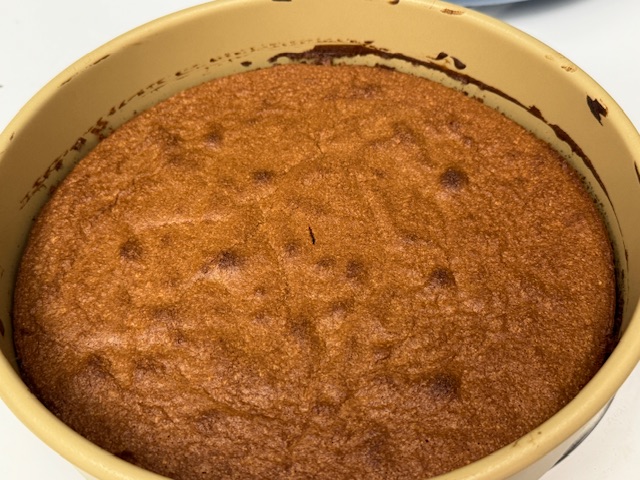 Premier gâteau sorti du four, toujours dans son moule