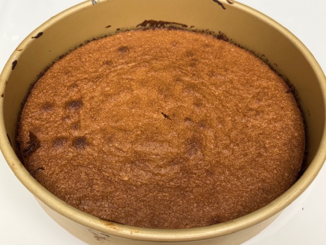 Deuxième gâteau sorti du four, toujours dans son moule