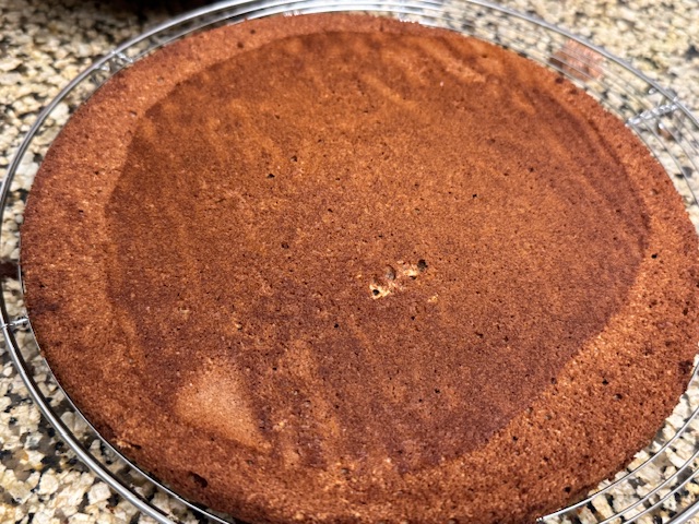 Premier gâteau sur une grille. On voit que le fond, ce qui sera le haut pour le montage, est largement plat