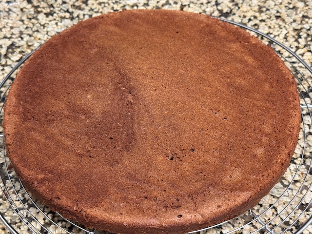 Dernière couche de gâteau sur une grille, plus plate que les autres. Ce sera le haut du gâteau.