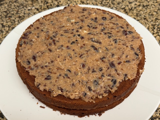 Deux chouches de gâteau avec du glaçage au-dessus.