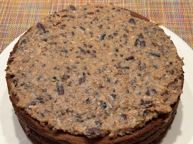 Vue du gâteau d'en haut, sur la table et prêt à servir.